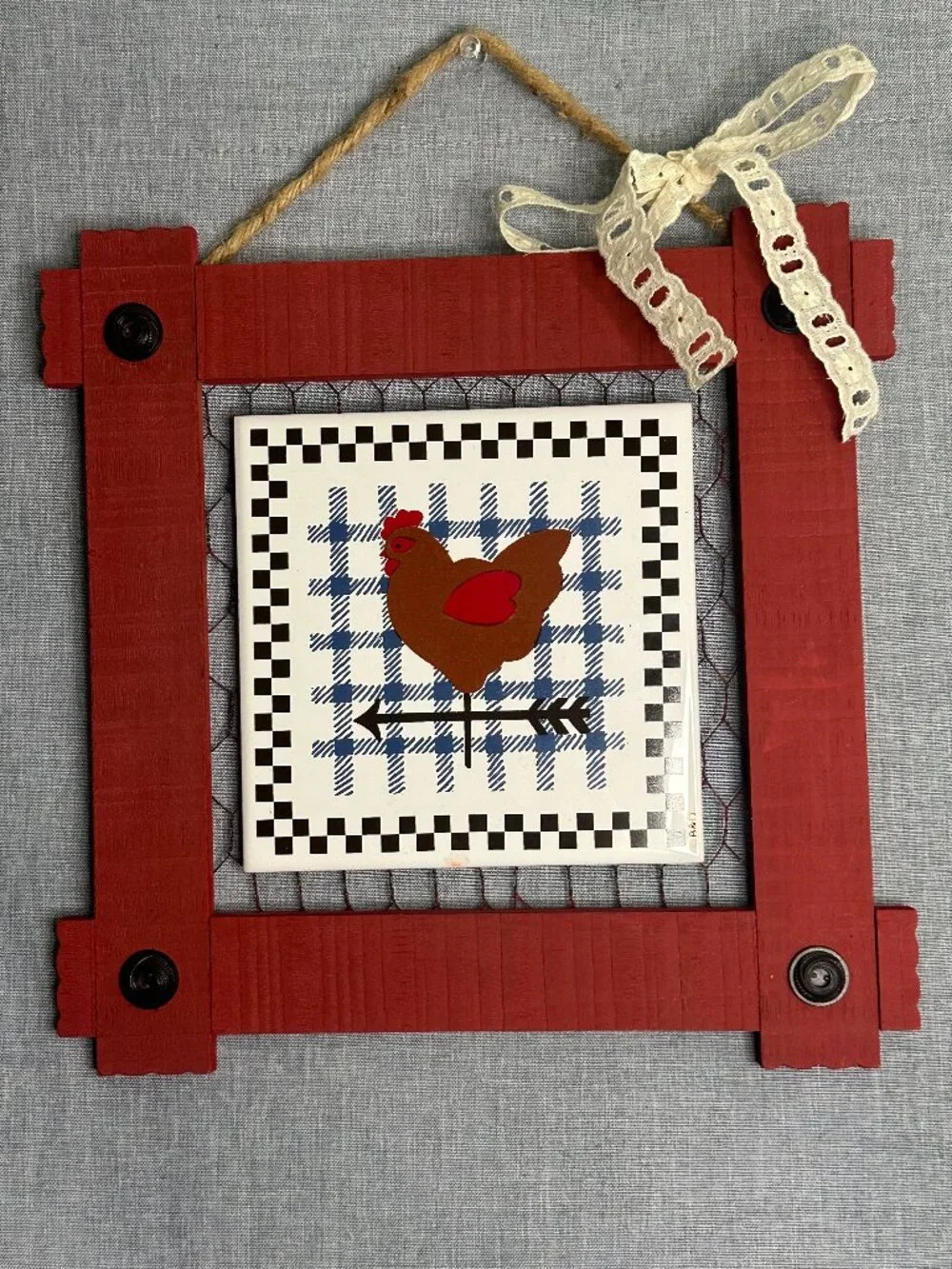 Wood Frame Chicken Wire Hanging Plaque ceramic Barnyard Scene Farmhouse Decor